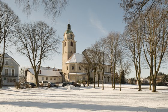 Außenansicht neubarocke Kirche © Renate Schrattenecker-Fischer