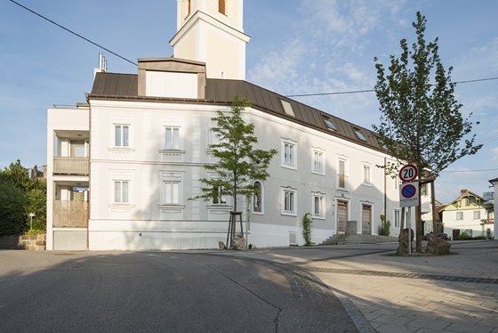 Außenansicht Brandstätterhaus mit verkehrsberuhigtem Kirchenplatz © Renate Schrattenecker-Fischer