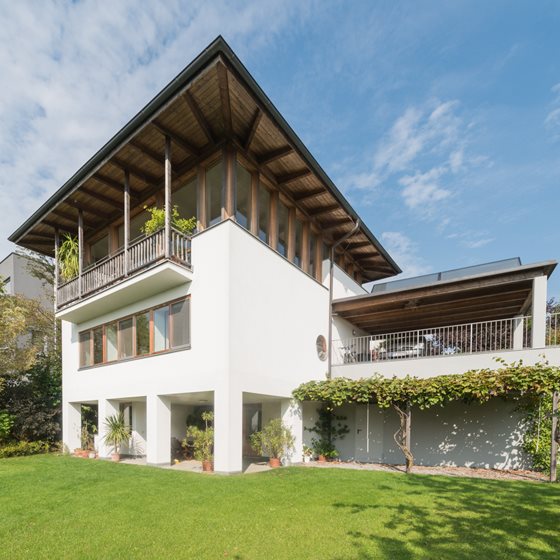 Garden-view, three-storeyed residential building, balcony, pergola © Renate Schrattenecker-Fische