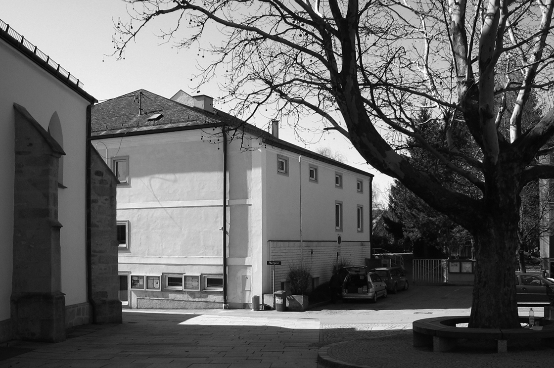 Vor dem Umbau: Pfarrzentrum, in den Platz hinein ragender Bühnentrakt @ Herbert Schrattenecker
