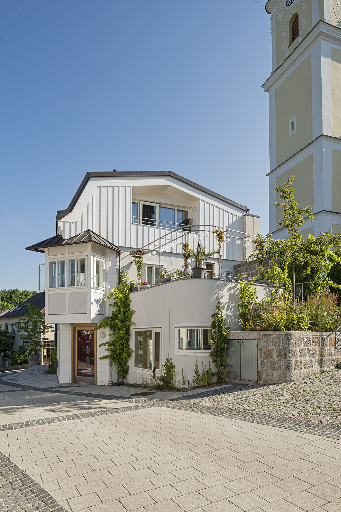 Südfassade am Kirchenplatz, Maisonettewohnung mit Terrasse © Renate Schrattenecker-Fischer