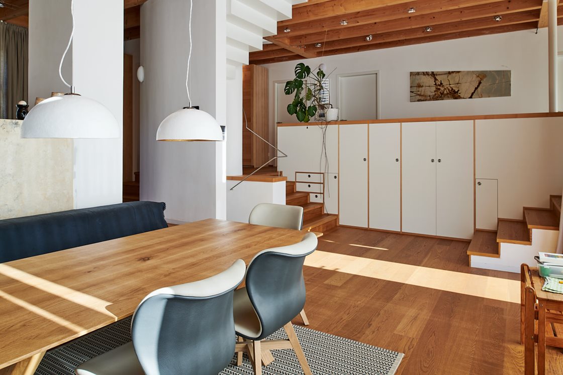 Wohnzimmer, Stiegenkasten und Wendeltreppe © Renate Schrattenecker-Fischer