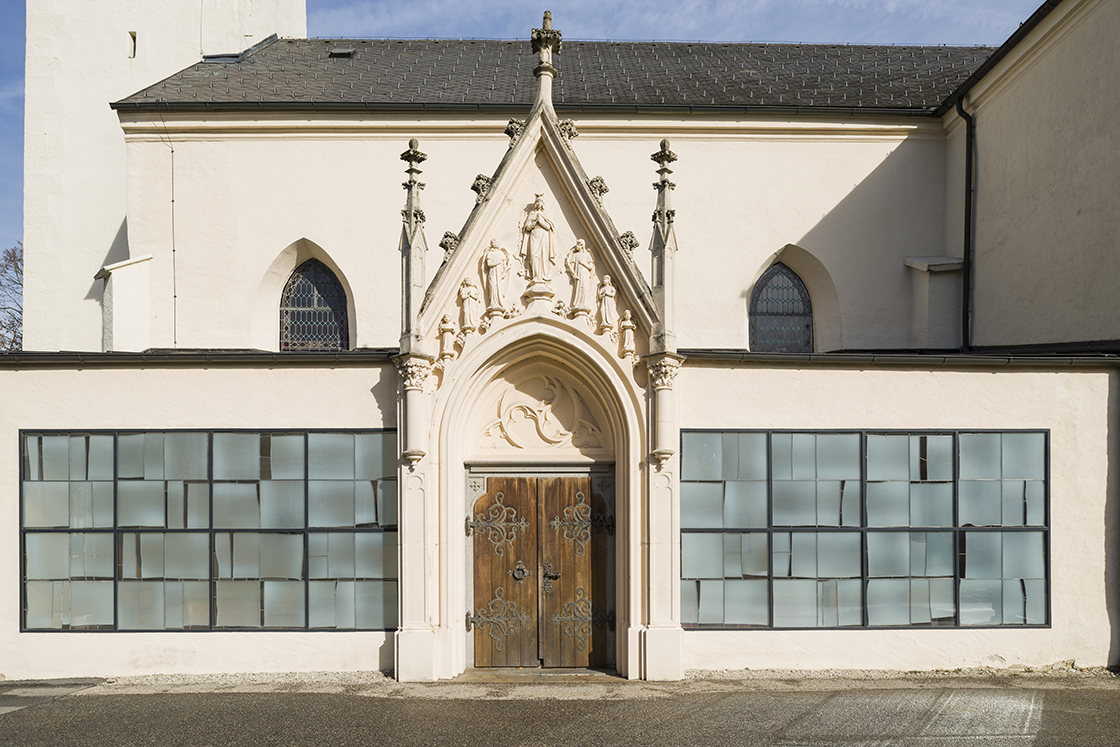 Südliche Vorhalle mit neu gestalteter Glasfassade @ Renate Schrattenecker-Fischer