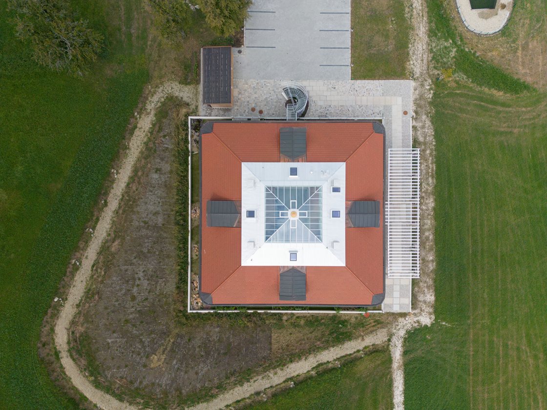 Luftaufnahme des symmetrischen Gebäudes mit Außenanlagen @ Stefan Gruber