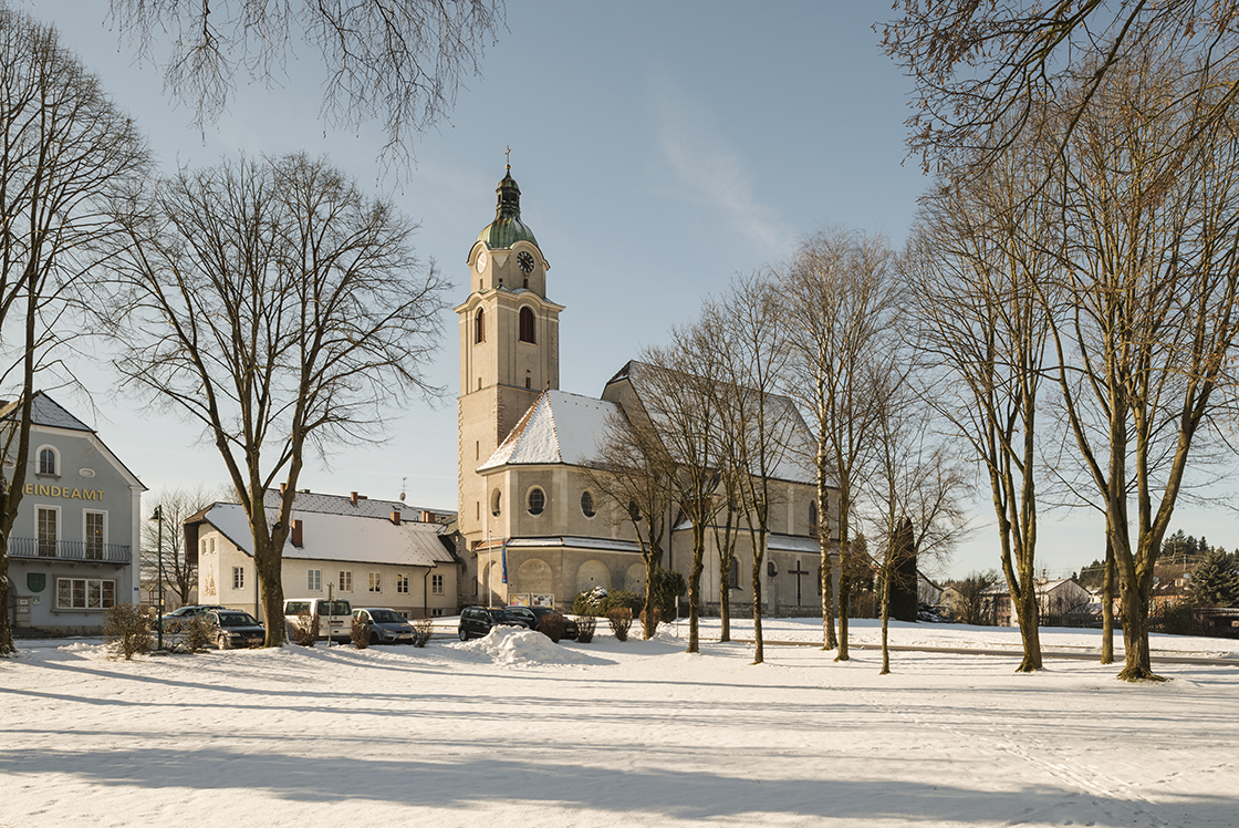 Außenansicht neubarocke Kirche © Renate Schrattenecker-Fischer