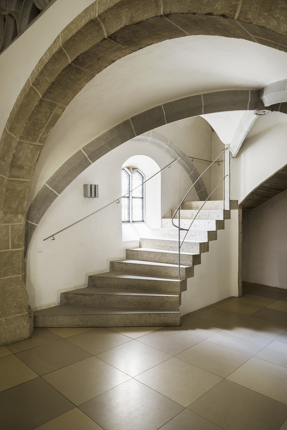 New staircase leading to gallery, cutting through gothic vault © Renate Schrattenecker-Fischer