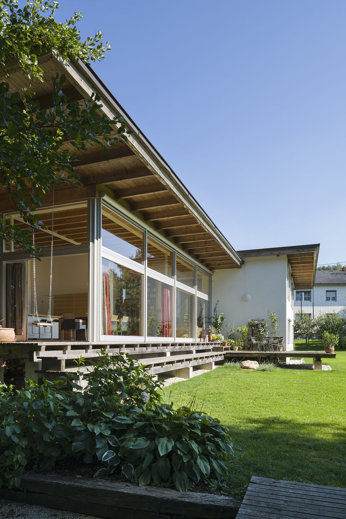 Gartenansicht, erhöhter Wohn- und Essraum © Renate Schrattenecker-Fischer