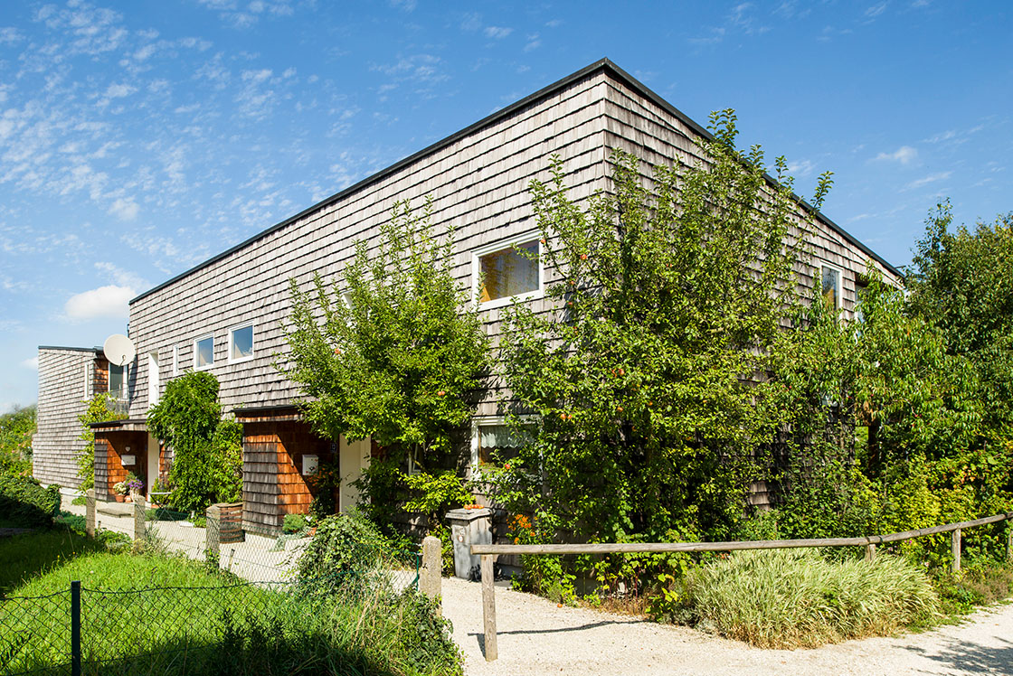 Außenansicht Reihenhäuser, Verbindungsweg an der Westseite © Renate Schrattenecker-Fischer