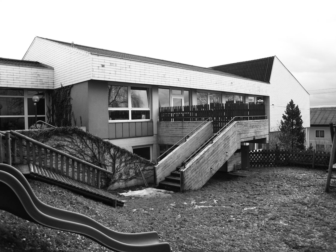 Vor dem Umbau: Schule, Kindergarten und Spielplatz