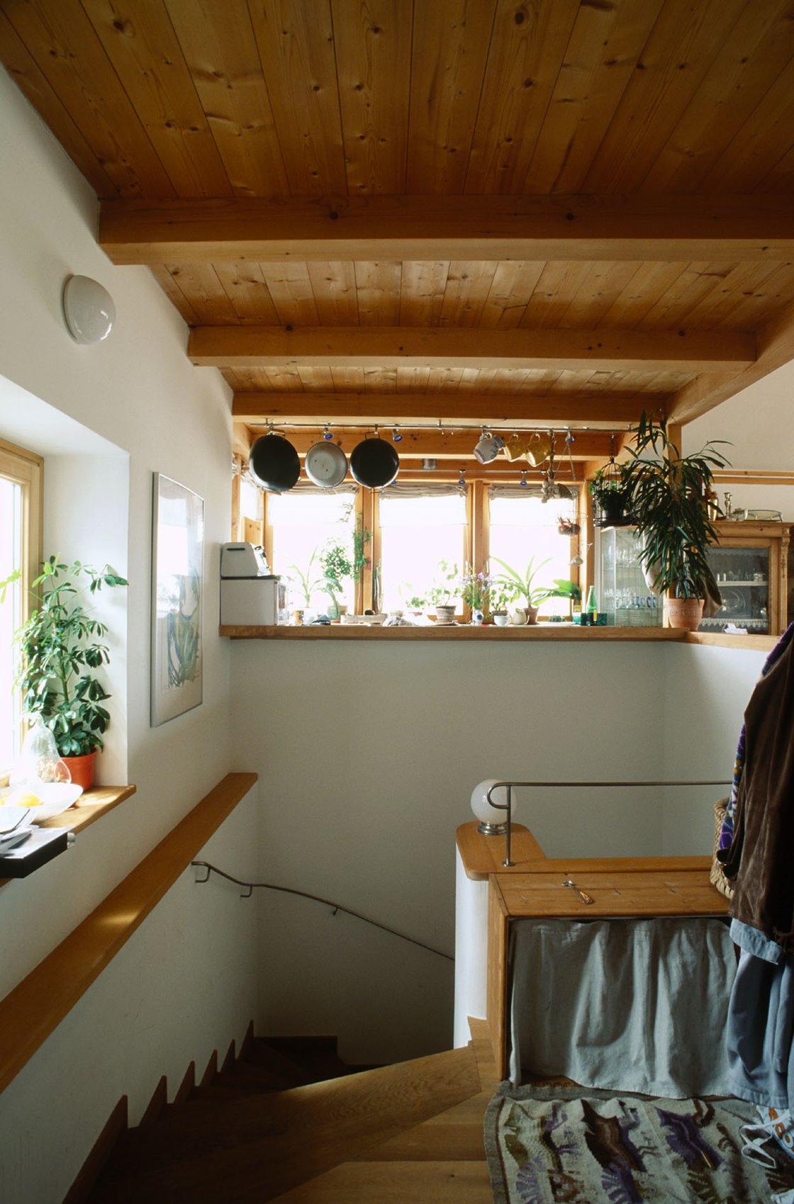 Stiegenaufgang und dahinter liegende Küche © Herbert Schrattenecker