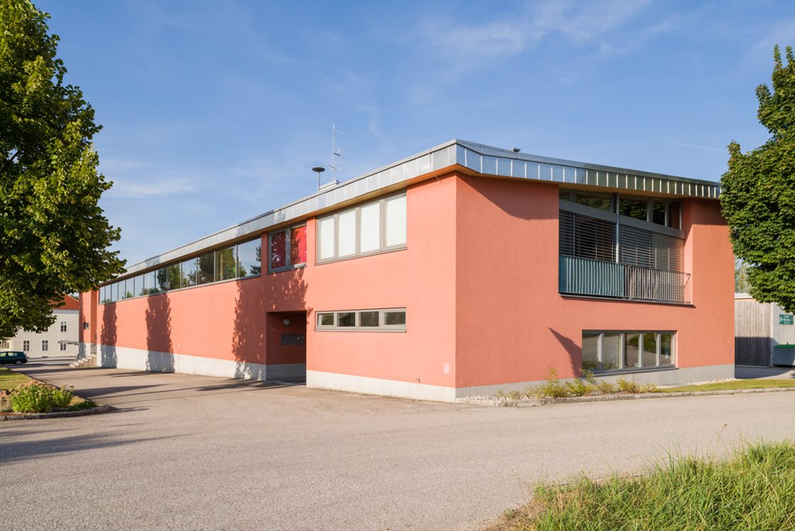 Ansicht Straßenseite und Zufahrt @ Renate Schrattenecker-Fischer