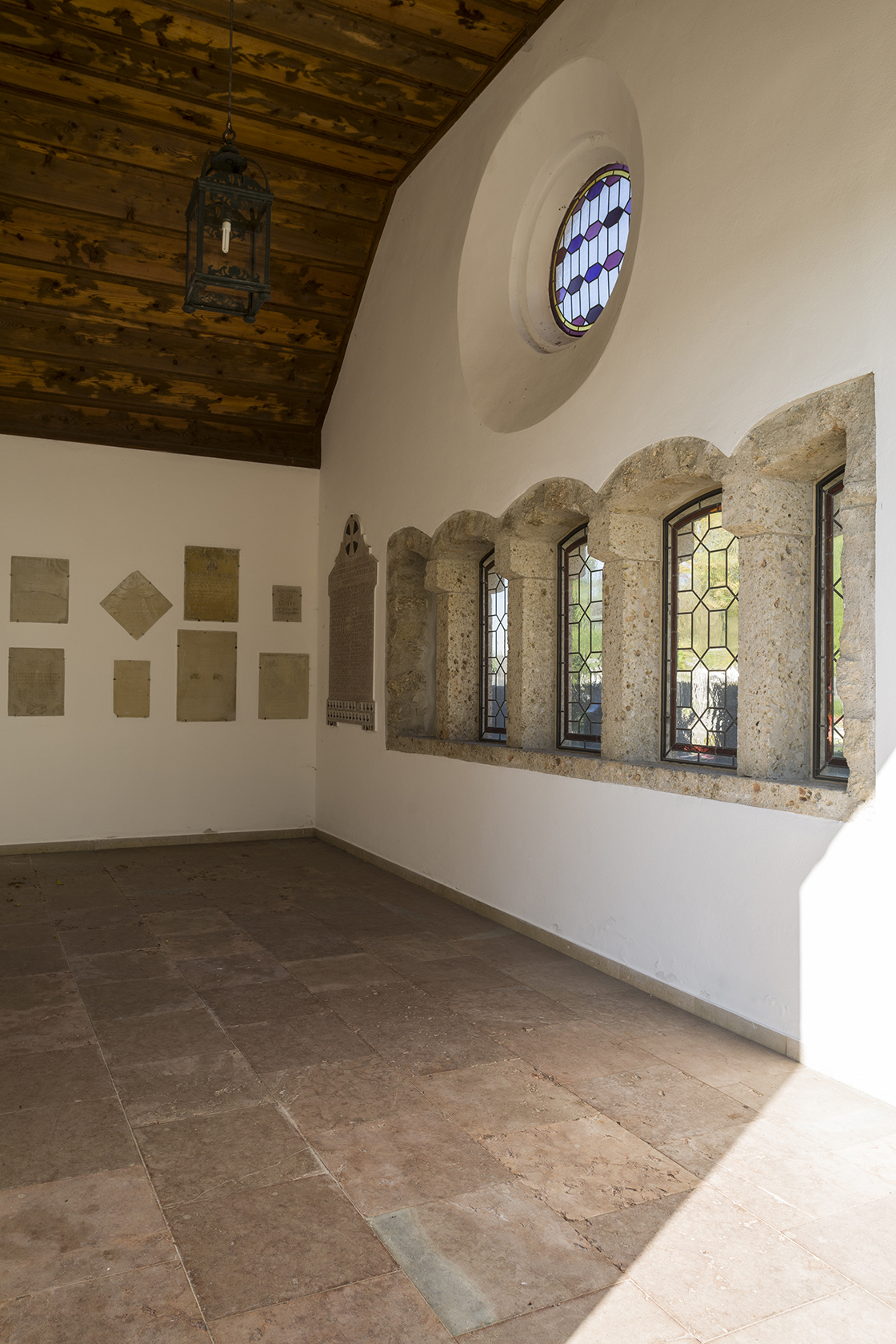 Aufbahrungshalle mit angebautem Vorraum