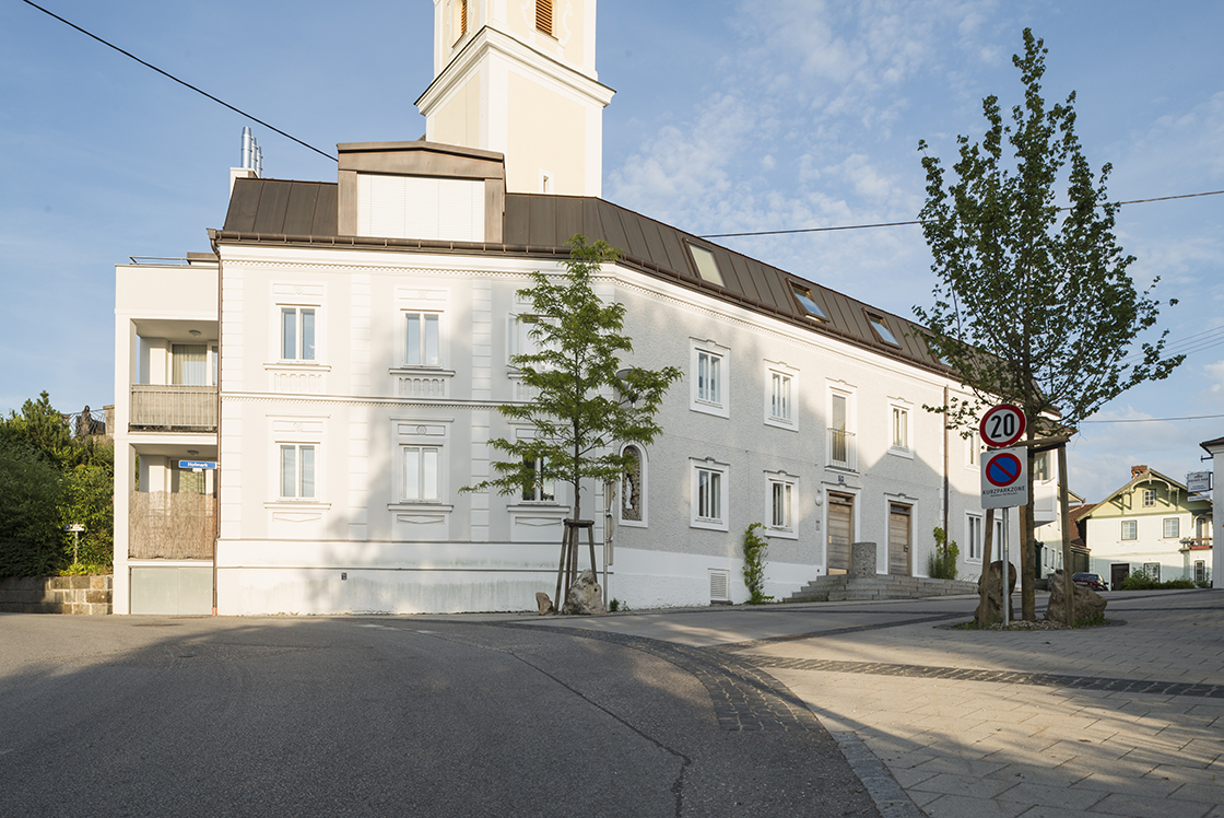Außenansicht Brandstätterhaus mit verkehrsberuhigtem Kirchenplatz © Renate Schrattenecker-Fischer