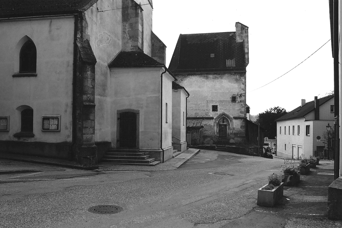 Vor dem Umbau: Westansicht mit Stiegenanbauten 
