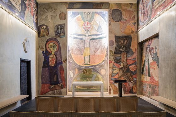 Neuer Altar und Ambo, Blick nach Osten © Renate Schrattenecker-Fischer