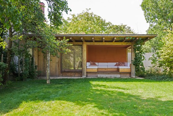 Garden-view of the pavilion with sofa and integrated garden shed © Renate Schrattenecker-Fischer