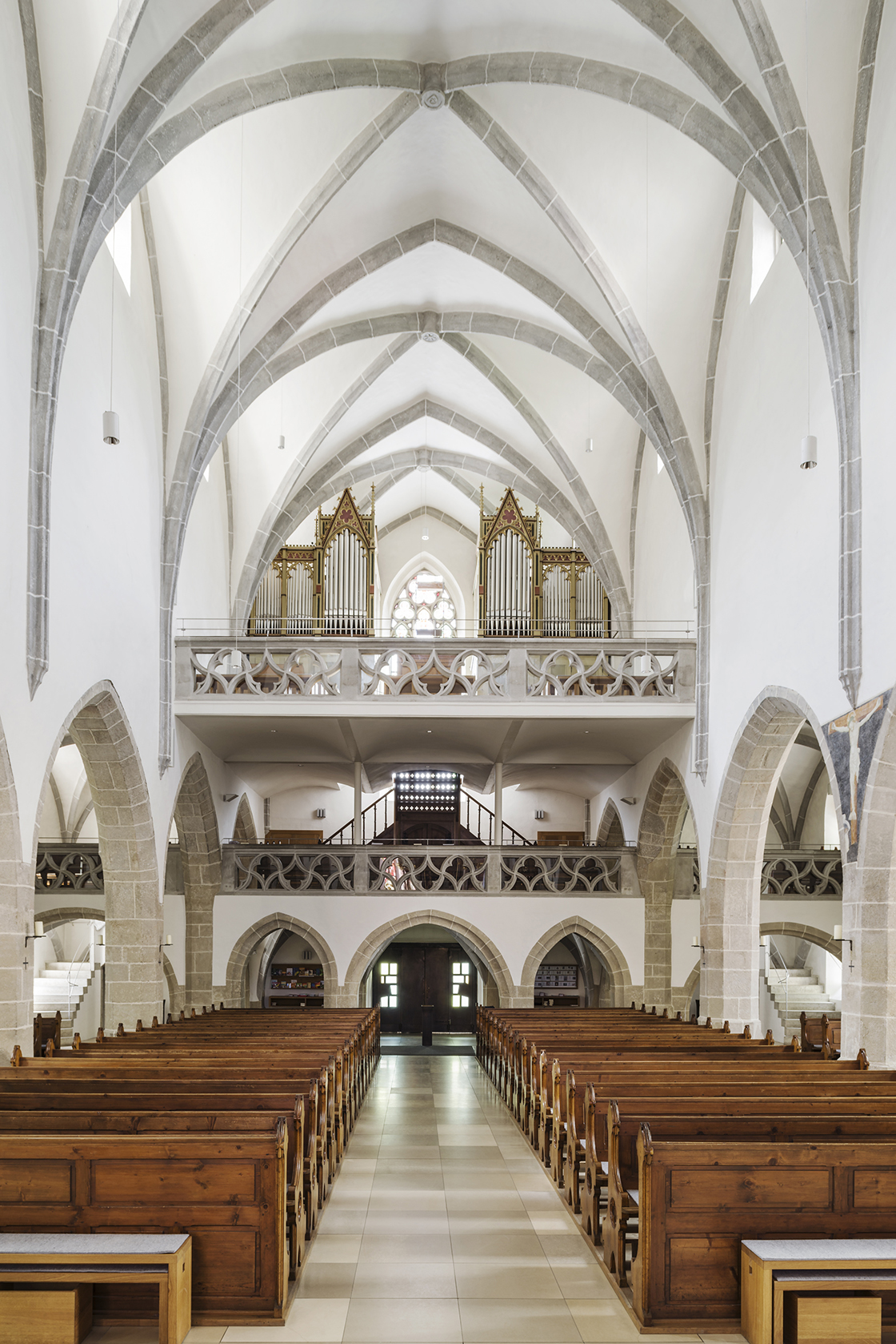 Kirchenschiff und neu gestaltete zweigeschoßige Empore © Renate Schrattenecker-Fischer